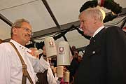 Dann wurde gemeinsam mit Ministerpräsident Seehofer  zugeprostet (Foto: Martin Schmitz)